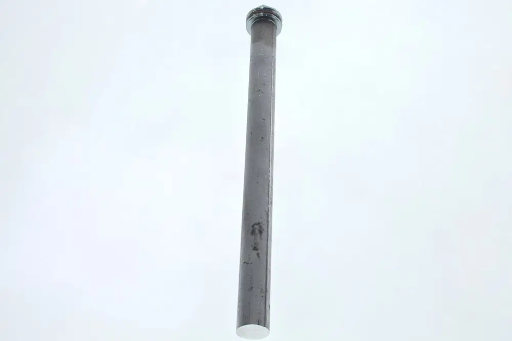 Lange, zylindrische Anode in metallischer Optik, hergestellt von Bosch, mit einem einseitigen Gewinde und glatter Oberfläche, vor hellgrauem Hintergrund.